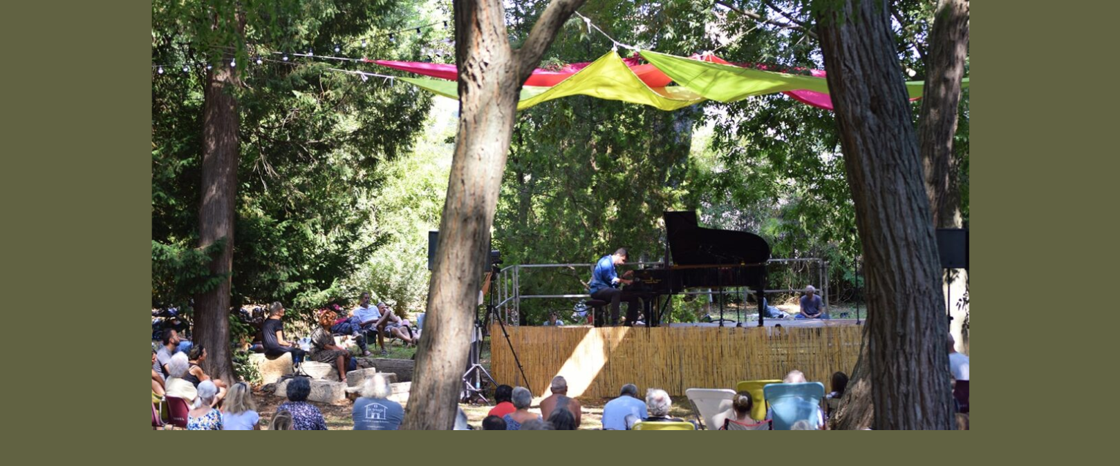 Un piano sous les arbres